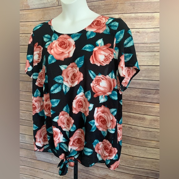 Elizabeth  Floral top - Size 2X - Picture 3 of 7